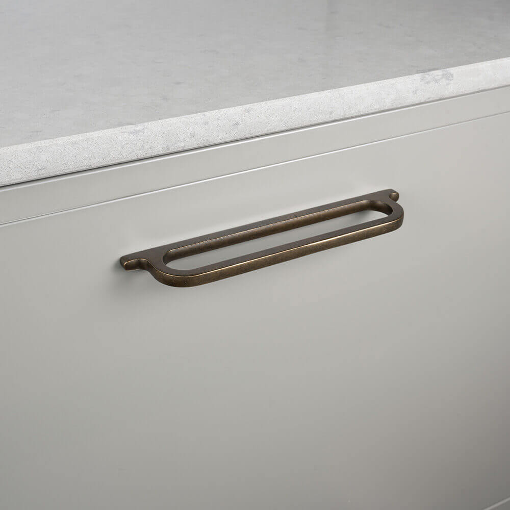 Möbelgriff Omega - 160mm - Antik-Messing