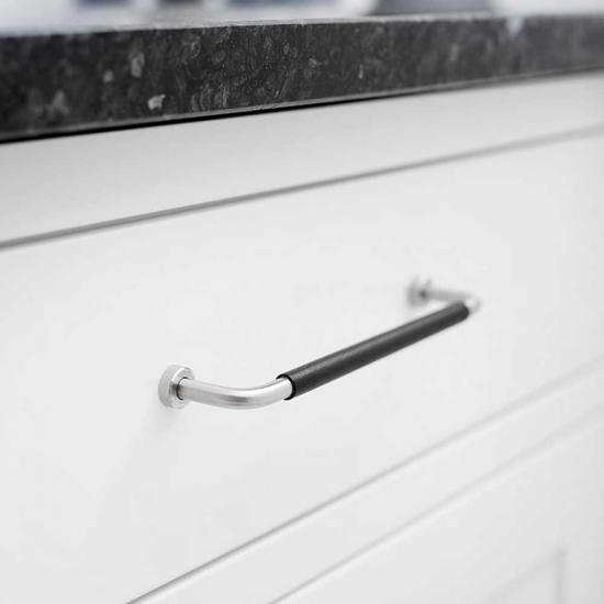 Möbelgriff Lounge - 160mm - Edelstahl/Schwarz Leder