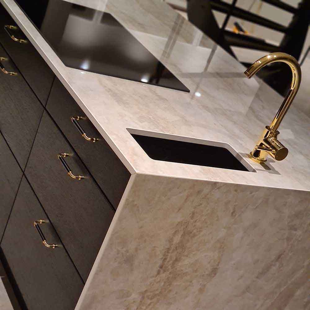 Möbelgriff Brohult M - 128mm - Poliertes Messing/Schwarz