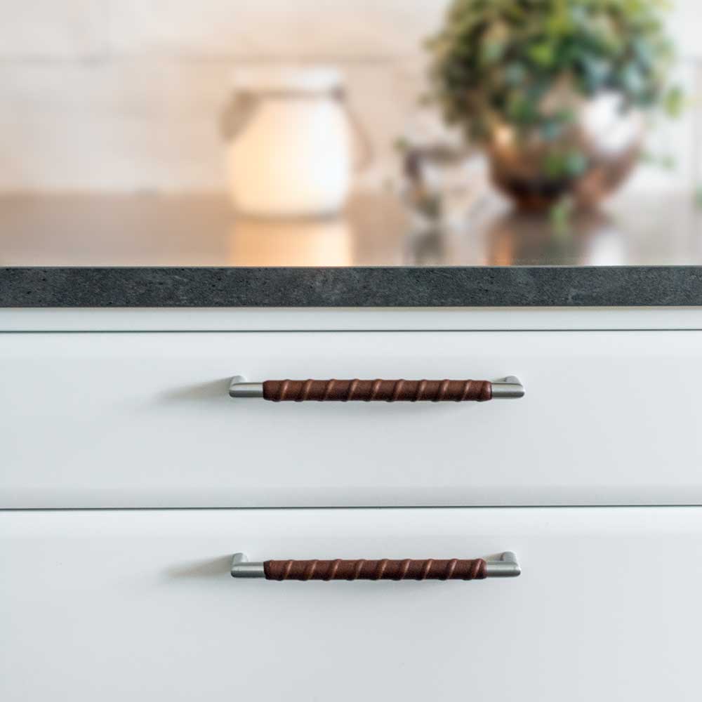 Möbelgriff Norma 12 - Edelstahl/Brunt Leder