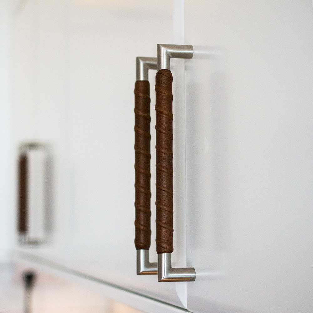 Möbelgriff Norma 12 - Edelstahl/Brunt Leder