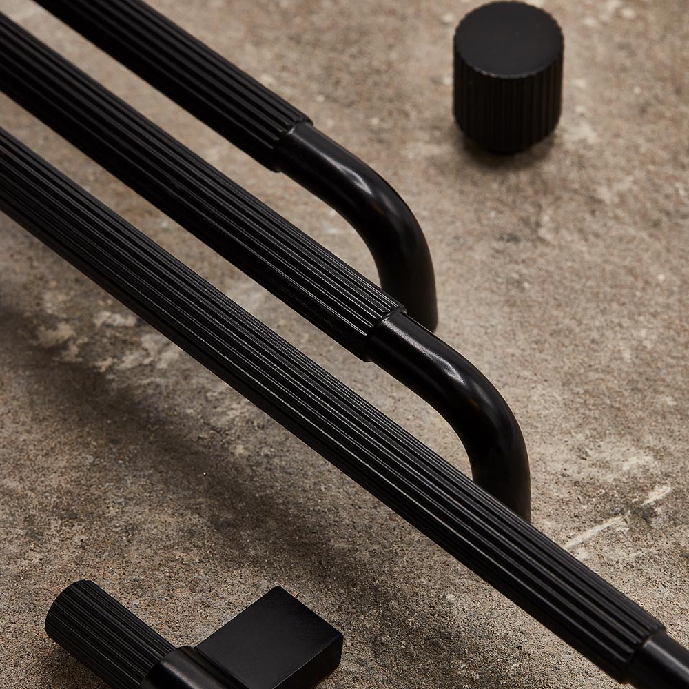 Möbelgriff Helix Stripe/Bricka - Mattschwarz