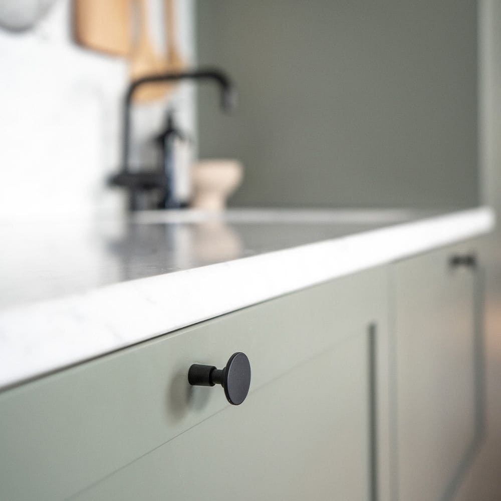 Schwarze Knöpfe im modernen Design