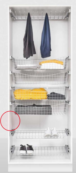 Kleiderschrank mit Drahtkörben, die Markierung zeigt, wo die Stärke des Korpus gemessen wird