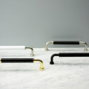 Möbelgriff Brohult M - 128mm - Poliertes Messing/Schwarz