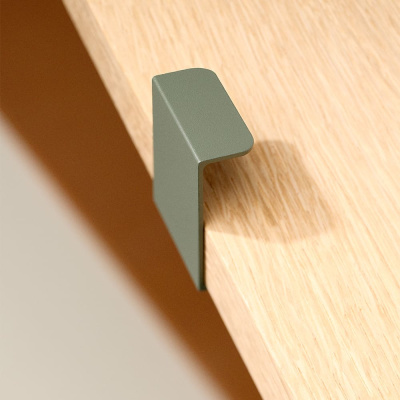 Toniton Hide Möbelgriff - Ash Green in der Gruppe Griffe / Farbe/Material / Weitere Farben bei Beslag Online (401068-11-V)