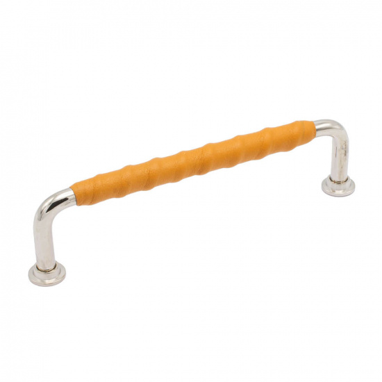 Der Möbelgriff 1353 ist vernickelt und mit Naturleder von Beslag Design umwickelt.